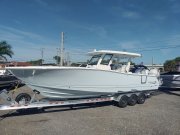 New 2024 Robalo R360 Center Console